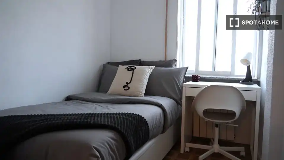 Bedroom of Flat for rent in Madrid  with Air Conditioner, Heating and Furnished