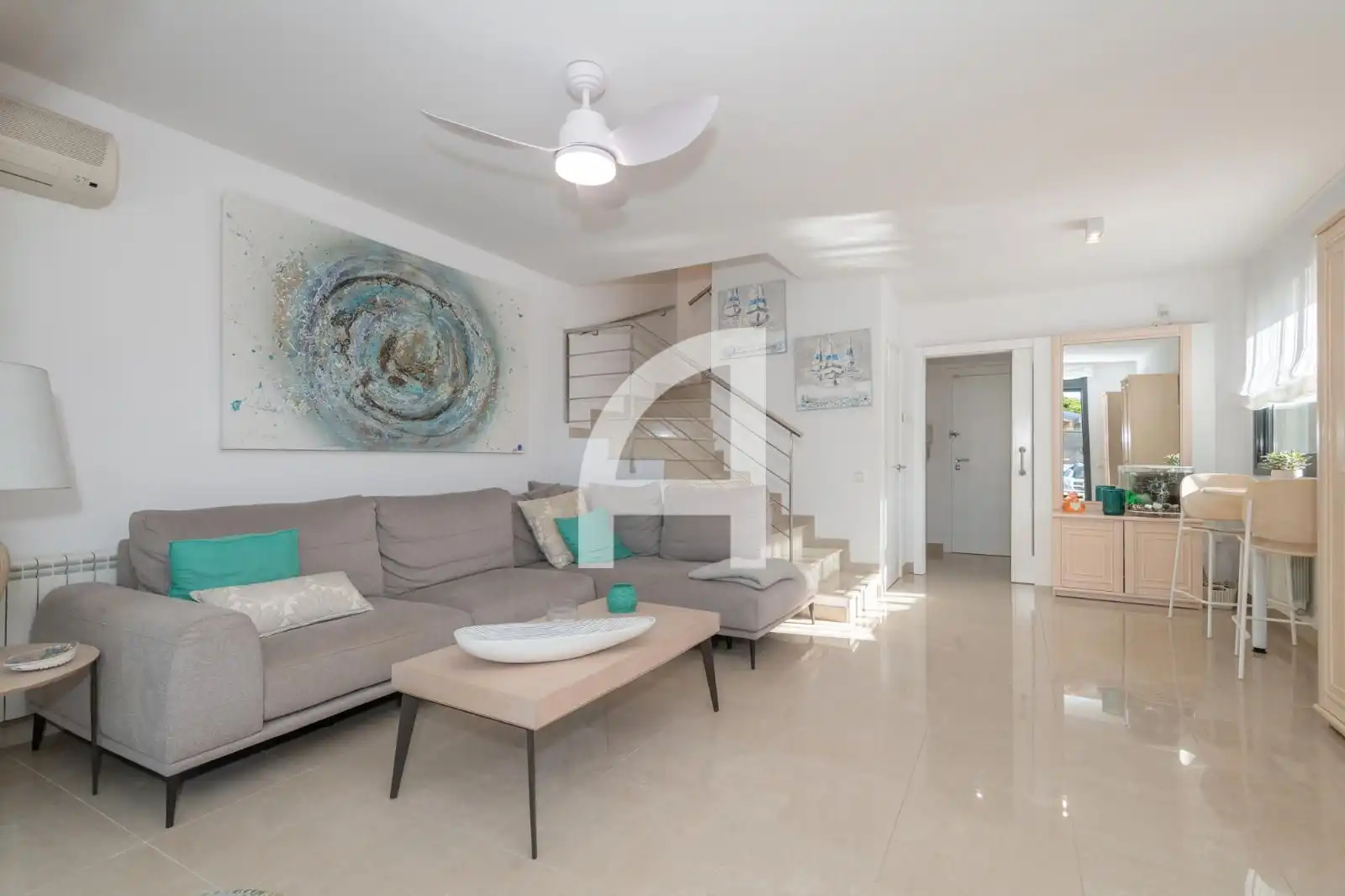 Wohnzimmer von Einfamilien-Reihenhaus zum Verkauf in Castell d'Aro, Platja d'Aro i s'Agaró mit Klimaanlage, Privatgarten und Terrasse
