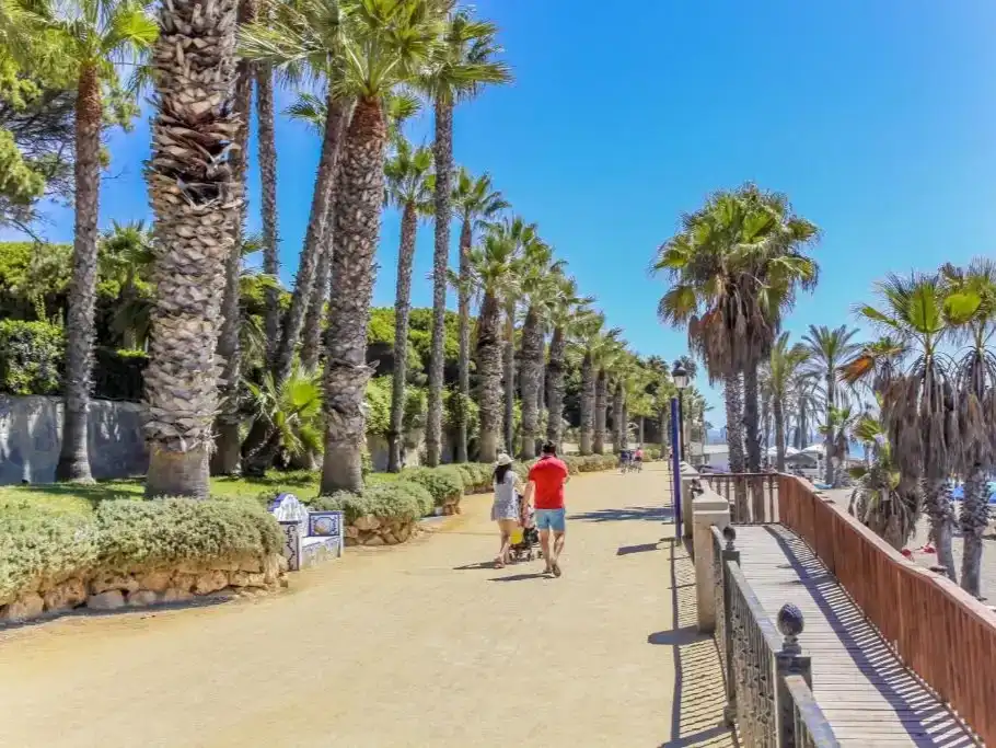 Vista exterior de Apartament en venda en Marbella amb Aire condicionat i Piscina