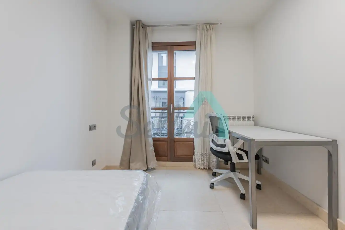 Schlafzimmer von Wohnung zur untervermieten in Oviedo  mit Heizung, Parkett und Möbliert