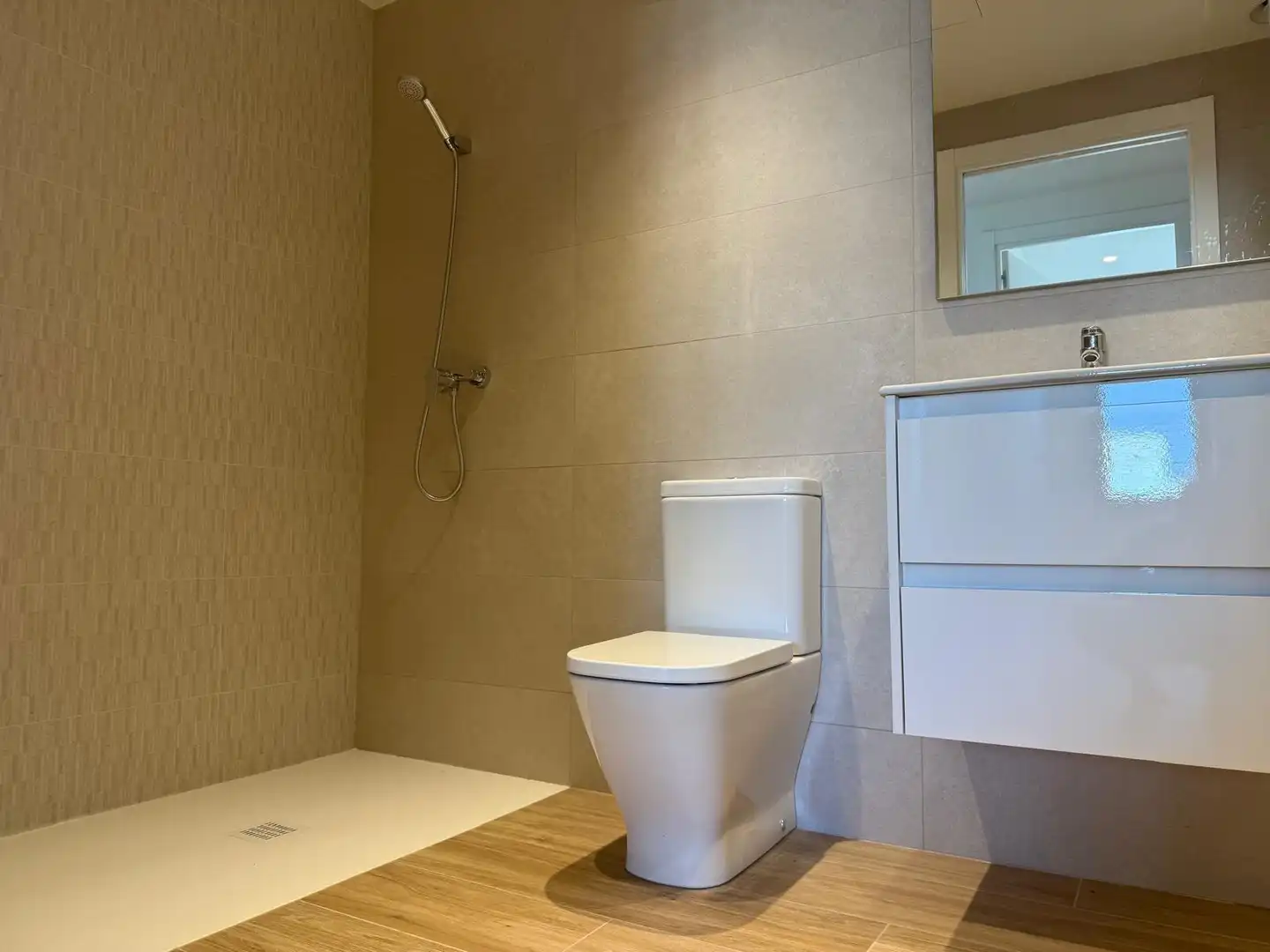 Bathroom of Flat for rent in Girona  with Storage room, Balcony and Community pool