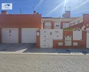 Exterior view of Single-family semi-detached for sale in Parla  with Private garden