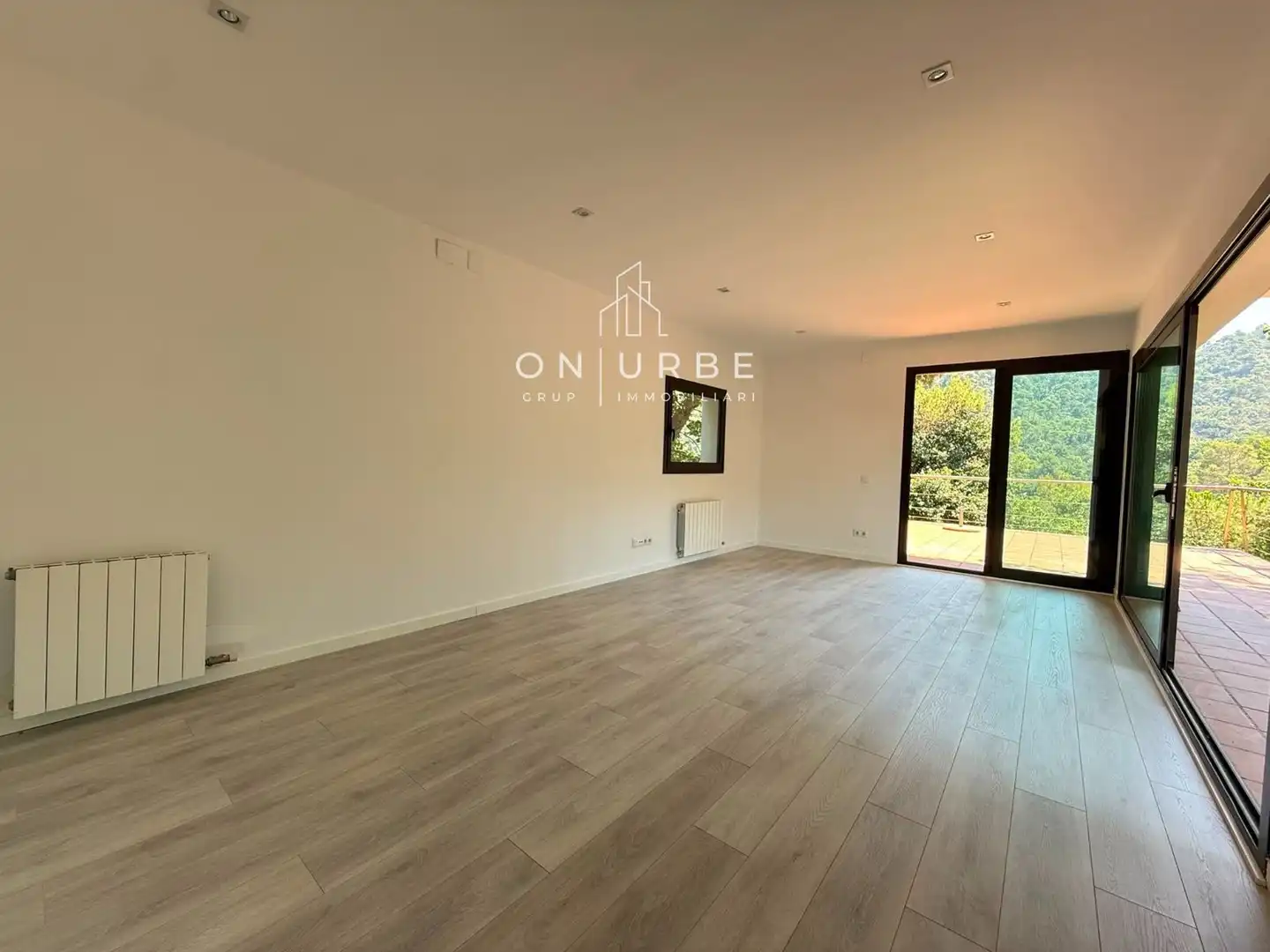 Sala d'estar de Casa adosada en venda en Sant Cugat del Vallès amb Aire condicionat