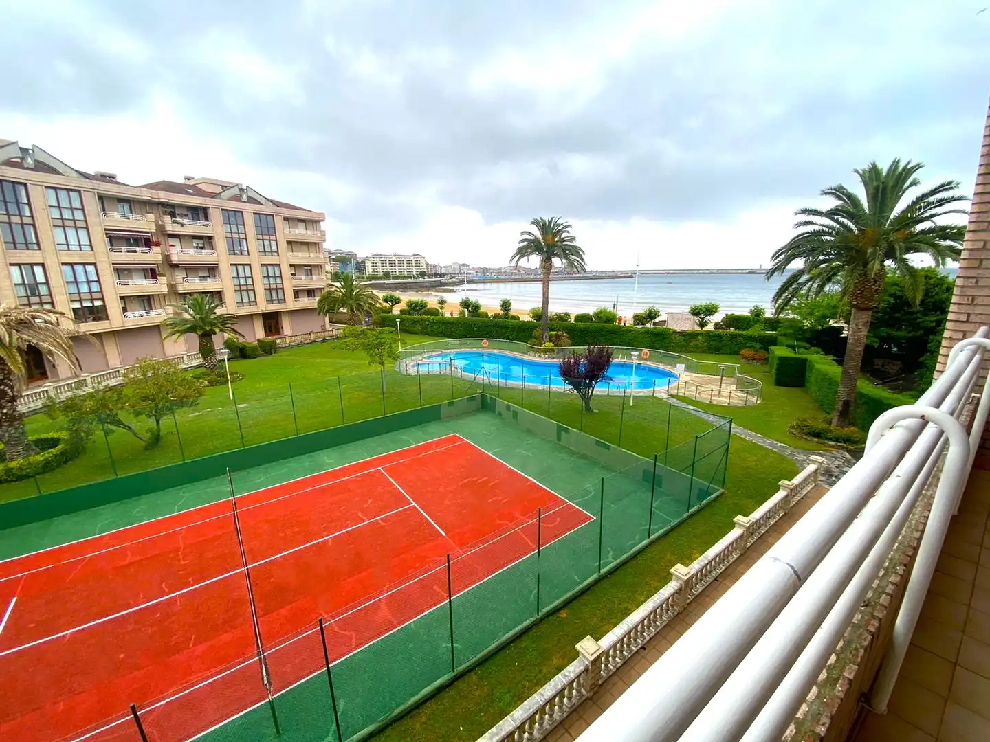 Swimming pool of Flat for sale in Castro-Urdiales  with Heating, Private garden and Parquet flooring