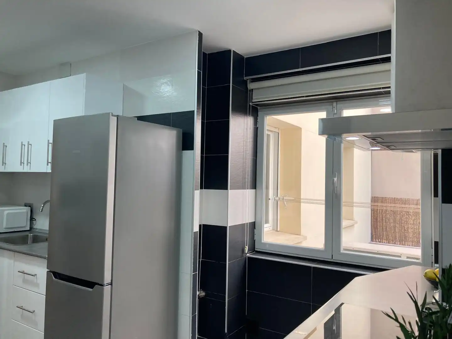 Cuina de Apartament de lloguer en Madrid amb Aire condicionat, Calefacció i Moblat
