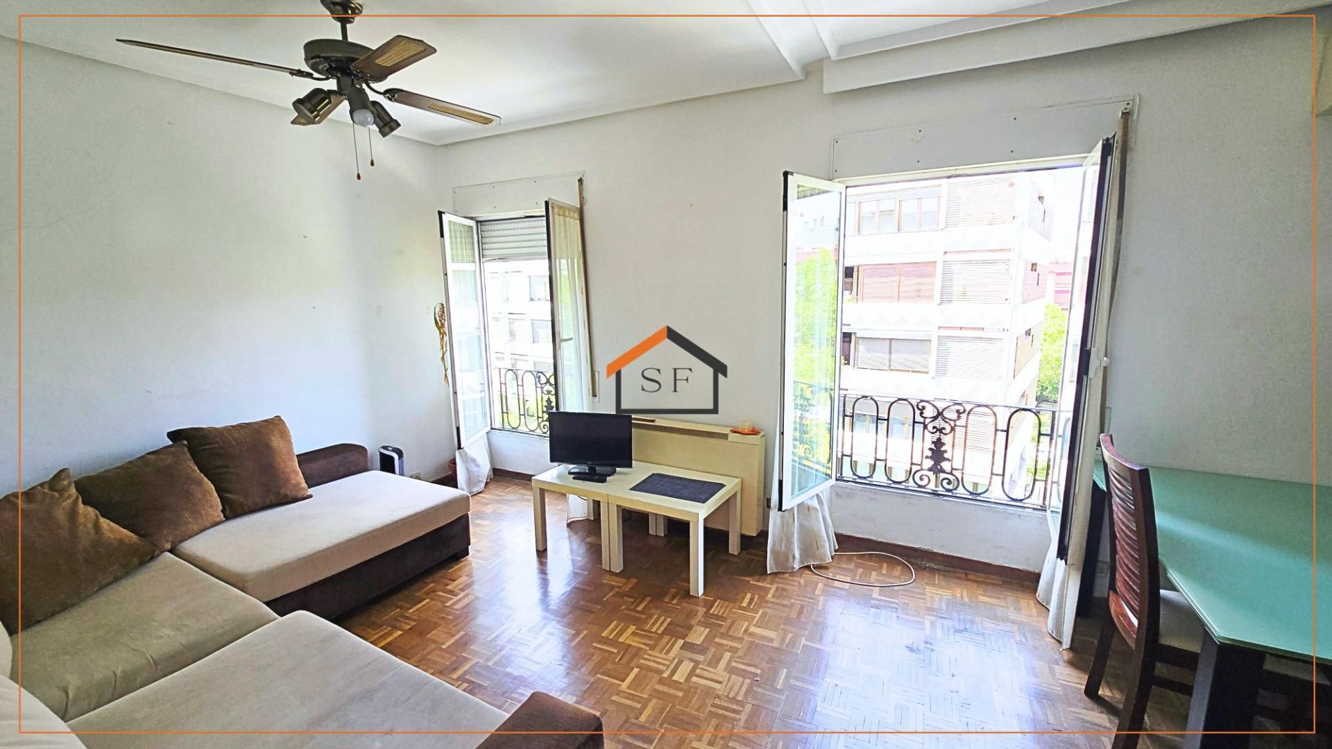 Living room of Flat for sale in  Madrid Capital  with Air Conditioner, Heating and Parquet flooring