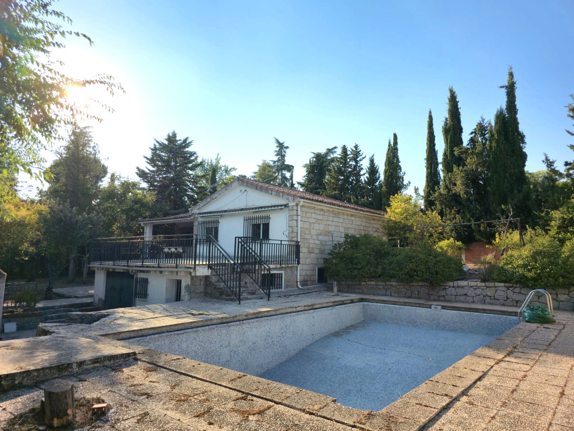 Vista exterior de Casa o xalet en venda en Sevilla la Nueva amb Calefacció, Jardí privat i Terrassa