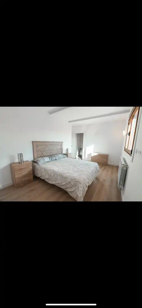 Dormitori de Casa o xalet en venda en A Merca   amb Jardí privat, Terrassa i Moblat
