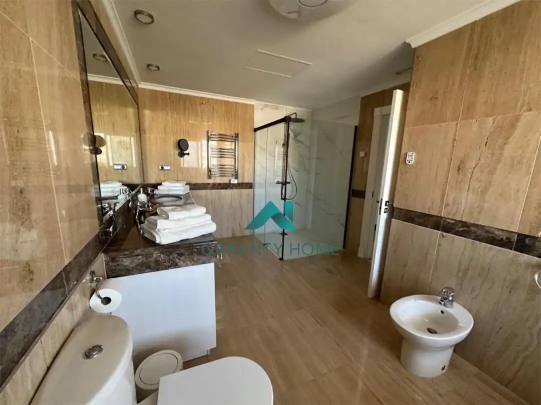 Baño de Piso de alquiler en Marbella con Calefacción, Terraza y Amueblado