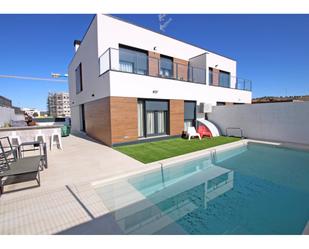Piscina de Casa adosada en venda en Guadalajara Capital amb Calefacció, Jardí privat i Piscina