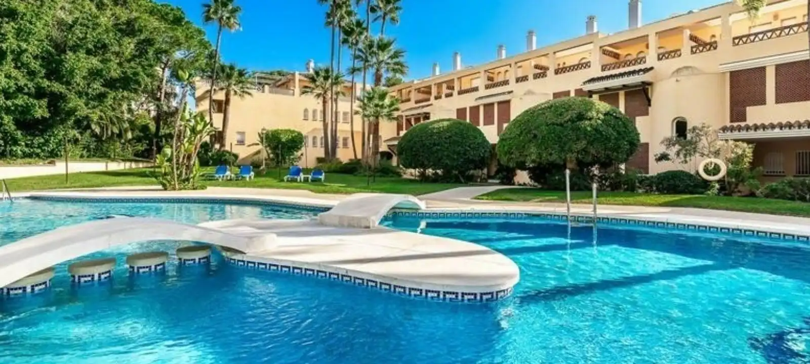 Piscina de Pis en venda en Marbella amb Aire condicionat, Calefacció i Terrassa