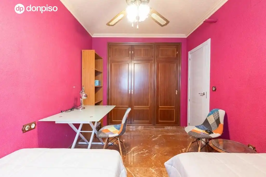 Dormitori de Casa adosada en venda en Granada amb Terrassa i Piscina comunitària
