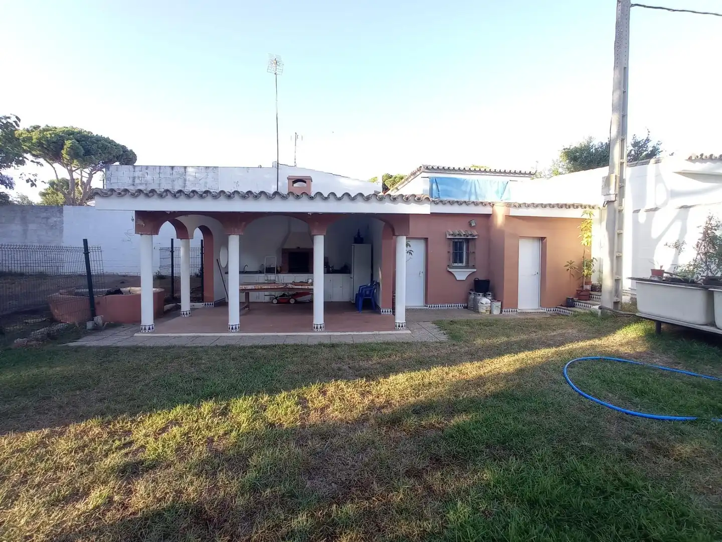 Vista exterior de Casa o chalet en venta en Chiclana de la Frontera con Aire acondicionado, Calefacción y Jardín privado
