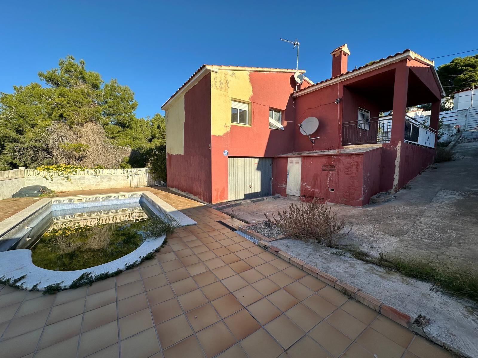 Vista exterior de Casa o chalet en venta en La Bisbal del Penedès con Piscina