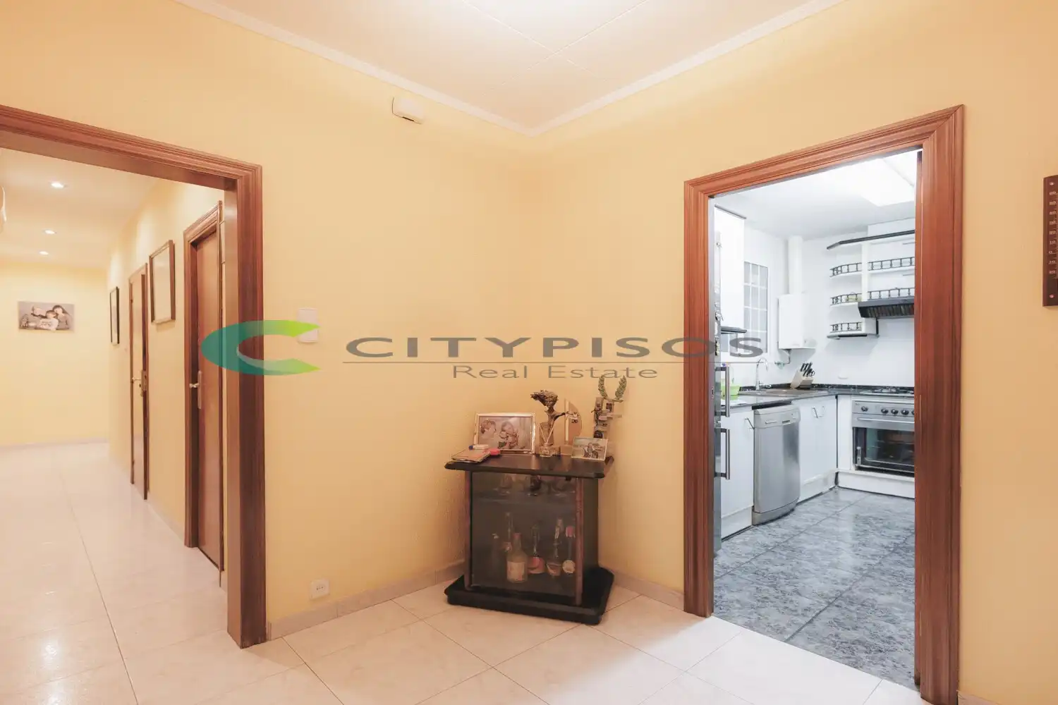 Kitchen of Flat for sale in Barcelona  with Air Conditioner and Oven