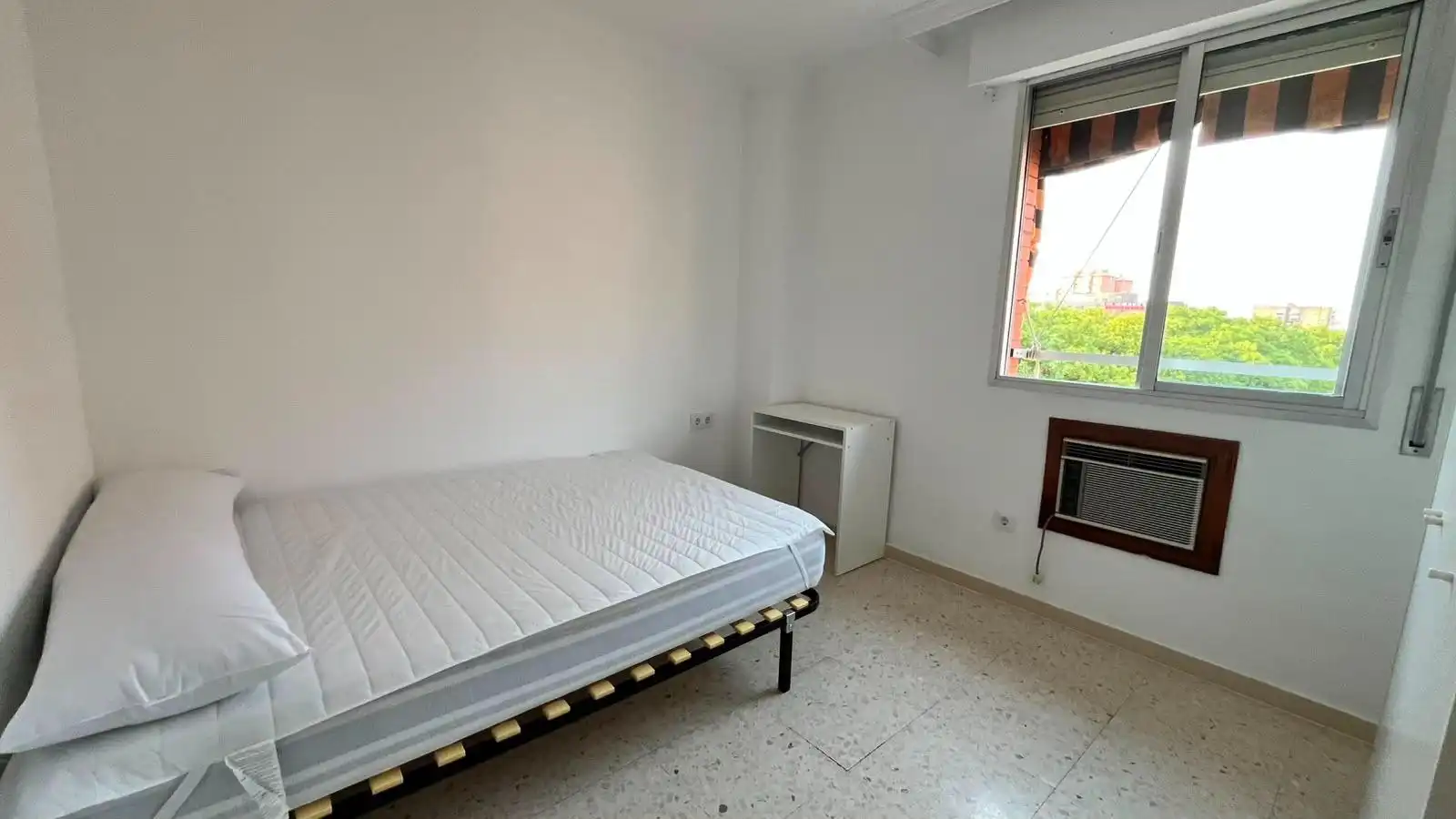 Dormitori de Pis per a compartir en Sevilla amb Aire condicionat, Terrassa i Moblat