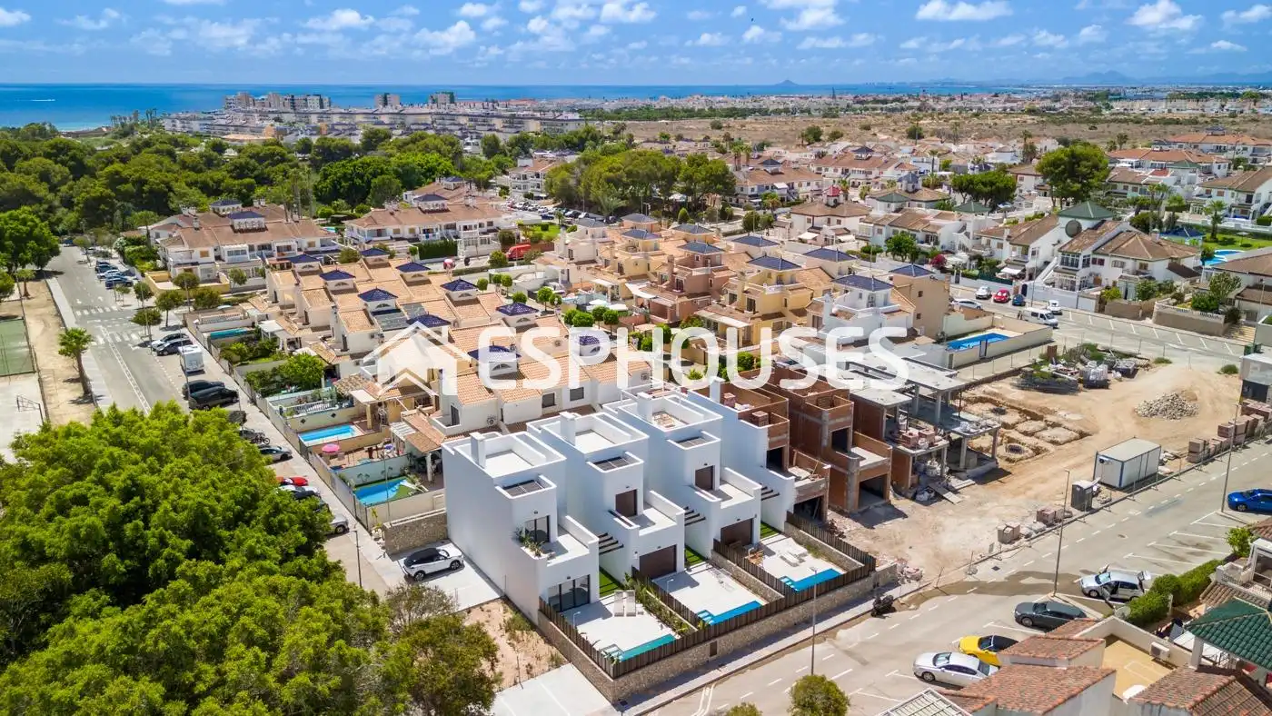 Vista exterior de Casa o chalet en venta en Pilar de la Horadada con Terraza, Piscina y Balcón