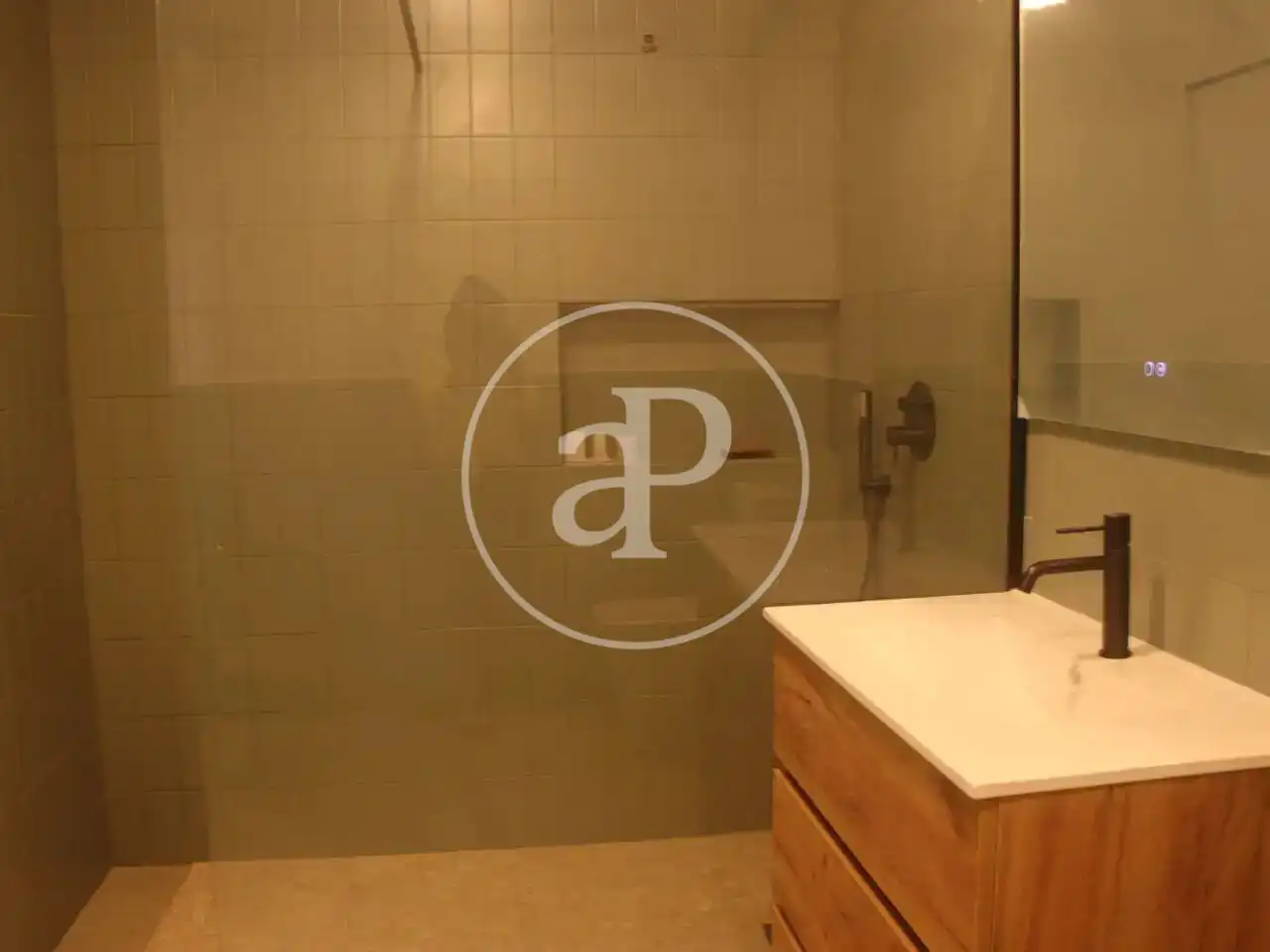 Baño de Piso de alquiler en Valencia con Aire acondicionado, Calefacción y Terraza