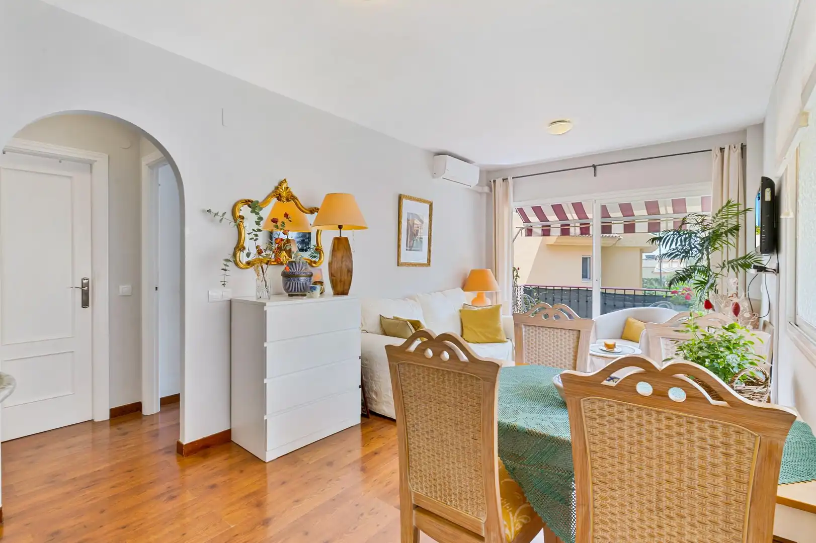 Sala de estar de Apartamento en venta en Fuengirola con Aire acondicionado, Calefacción y Parquet