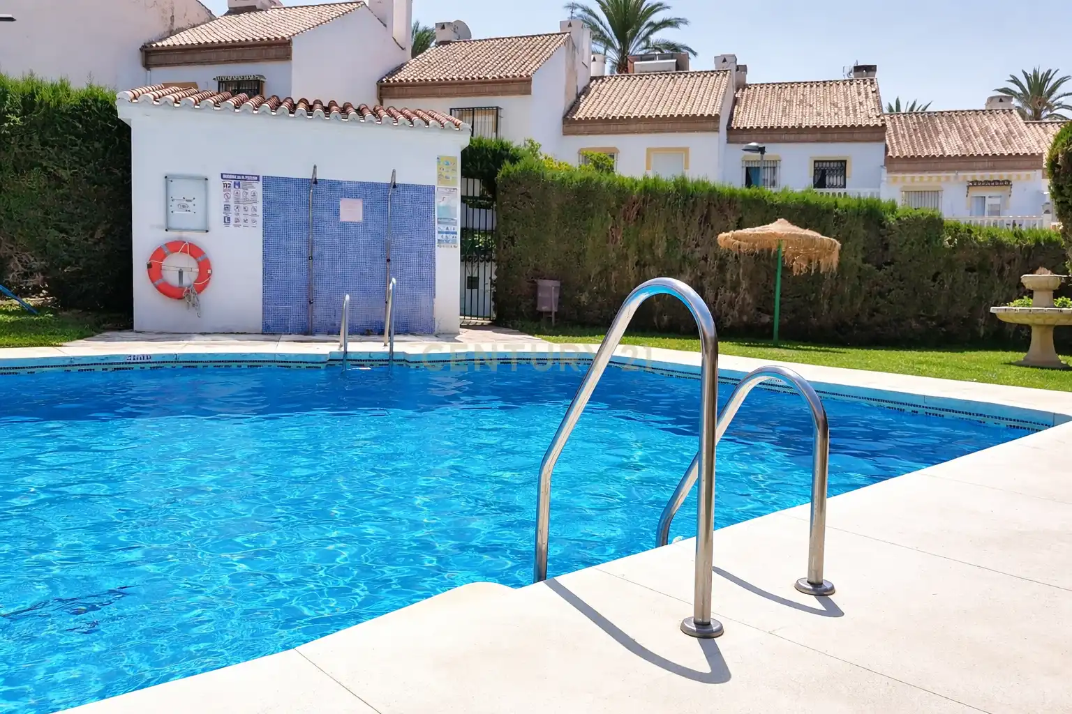 Schwimmbecken von Einfamilien-Reihenhaus zum Verkauf in Benalmádena mit Abstellraum, Ofen und Waschmaschine