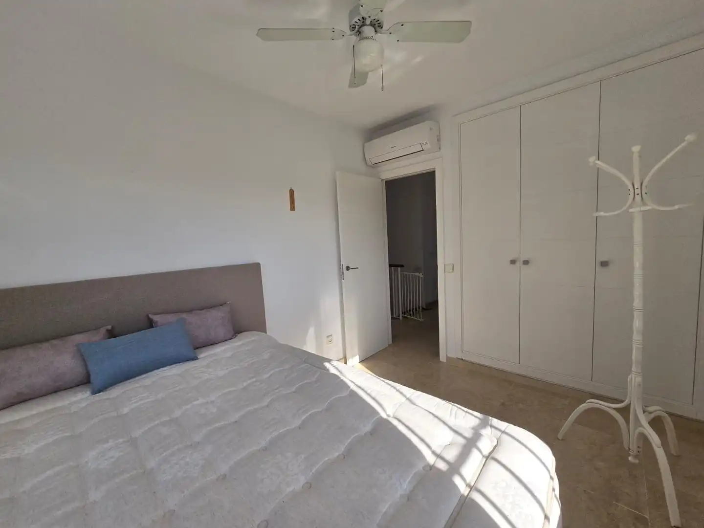 Dormitori de Casa adosada en venda en Marbella amb Aire condicionat, Terrassa i Moblat