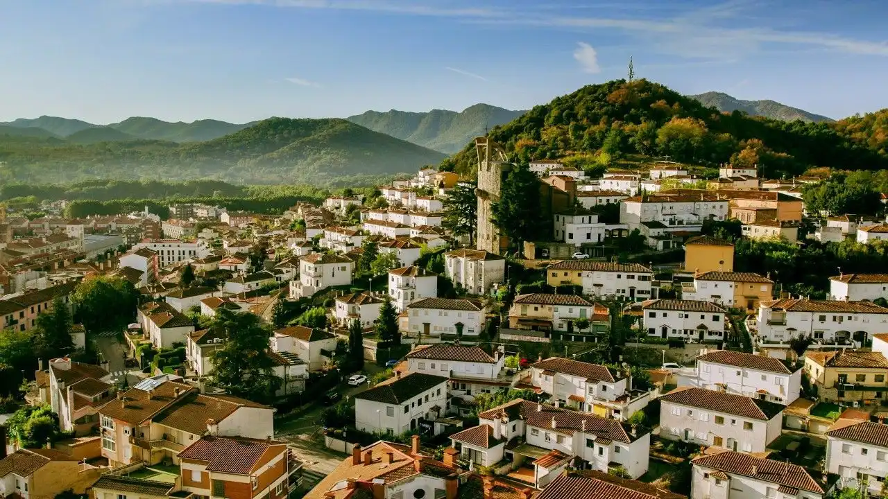 Vista exterior de Casa o xalet en venda en Olot amb Aire condicionat, Calefacció i Terrassa