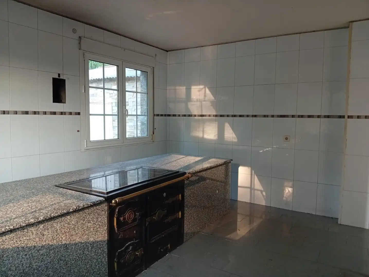 Cuina de Casa o xalet en venda en Outeiro de Rei amb Jardí privat