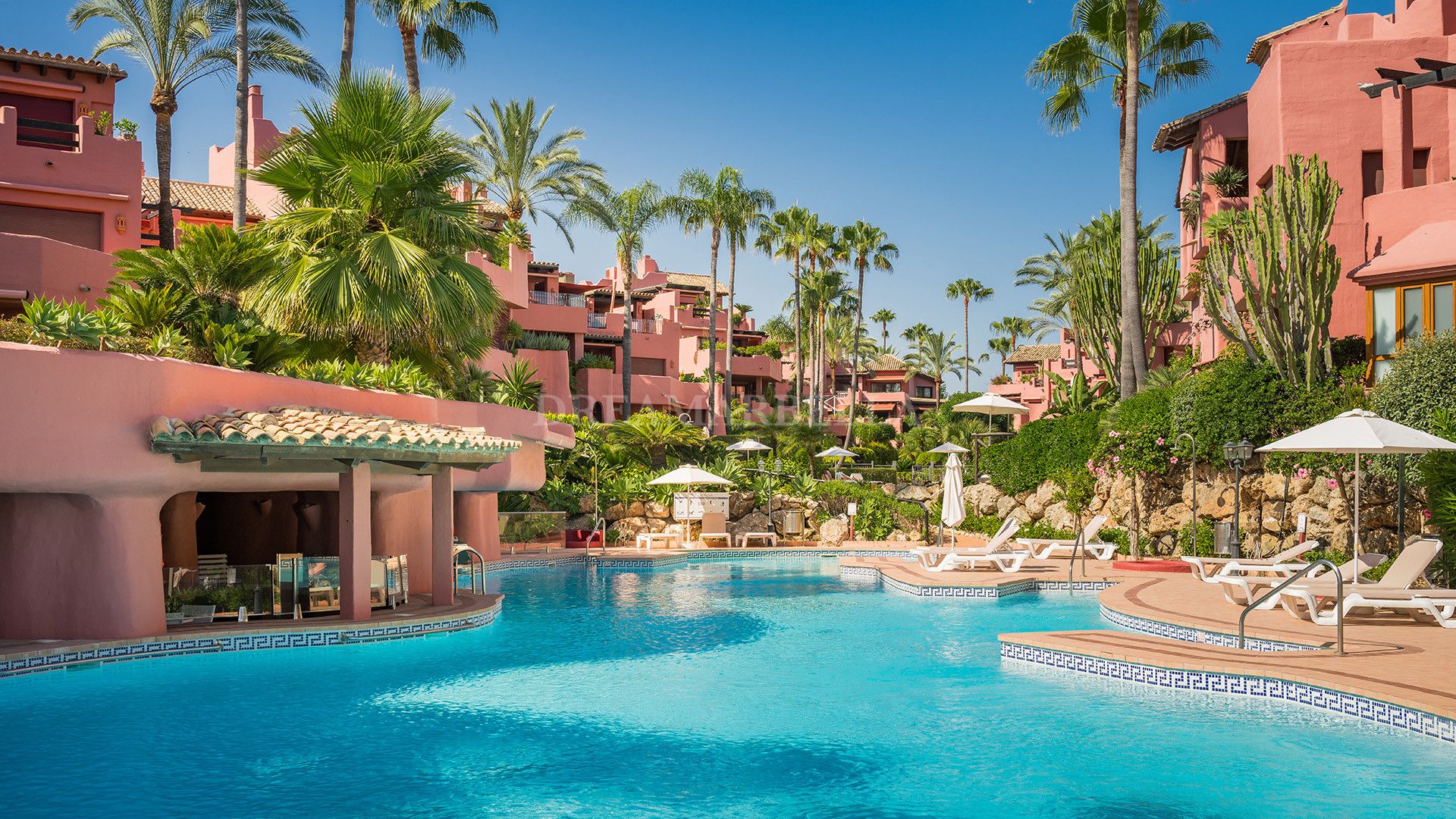 Vista exterior de Planta baixa en venda en Estepona amb Aire condicionat, Terrassa i Piscina