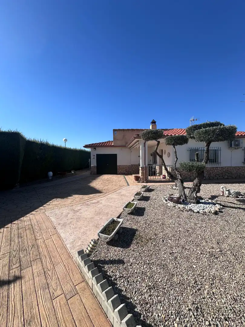 Vista exterior de Casa o xalet en venda en Illana amb Aire condicionat, Calefacció i Jardí privat