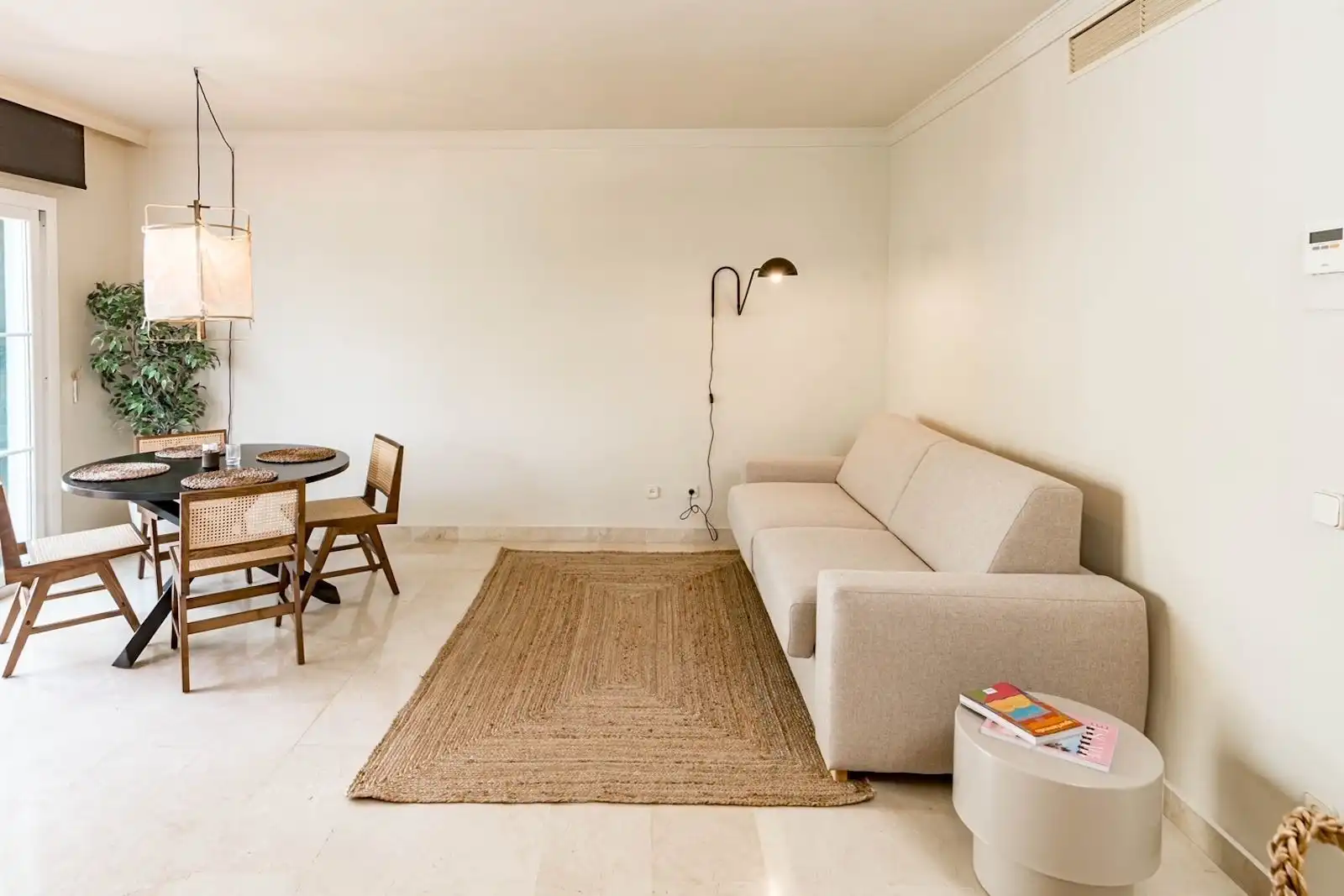 Sala de estar de Ático en venta en Marbella con Aire acondicionado, Amueblado y Piscina comunitaria