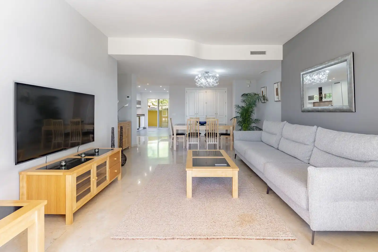 Sala d'estar de Apartament en venda en Marbella amb Aire condicionat, Jardí privat i Terrassa