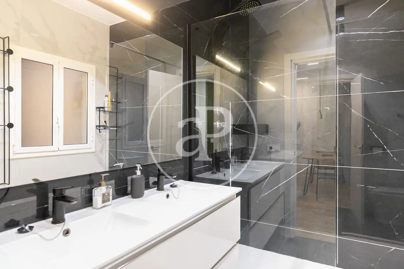 Badezimmer von Wohnung zum Verkauf in Barcelona mit Heizung