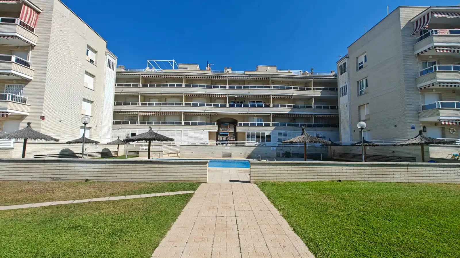 Außenansicht von Wohnung zum Verkauf in Cunit mit Klimaanlage, Heizung und Terrasse