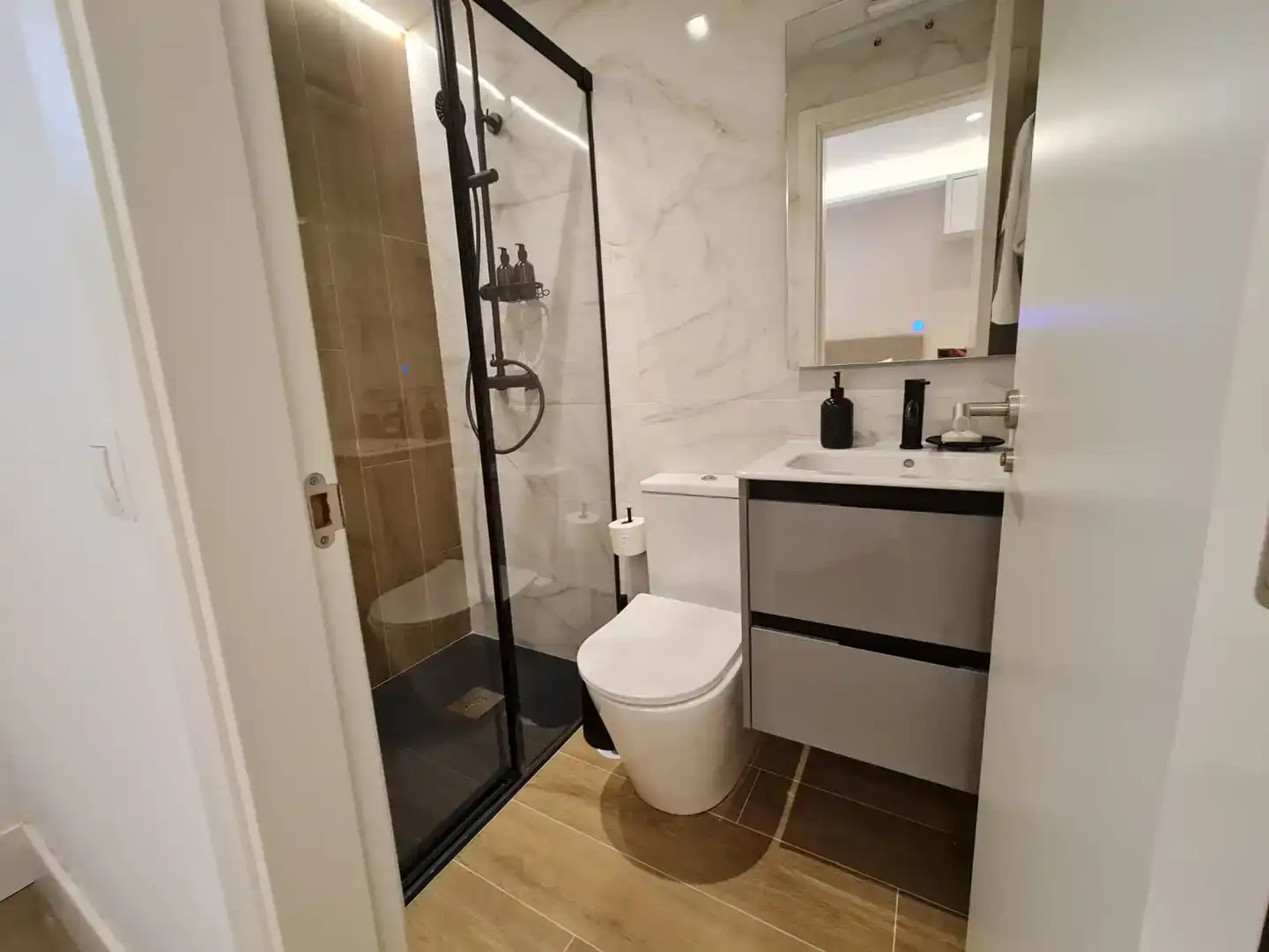 Bany de Apartament per a compartir en Madrid amb Aire condicionat, Parquet i Moblat