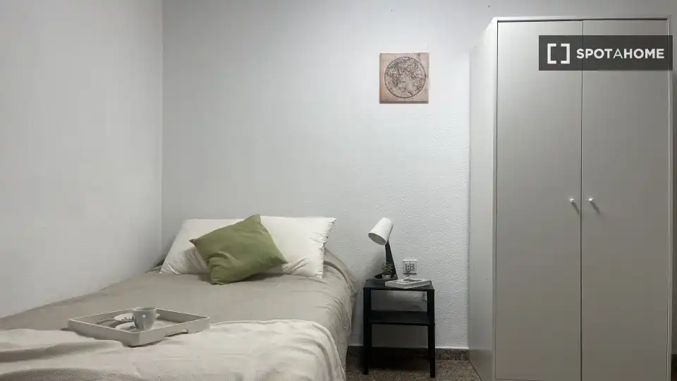 Habitación de Piso de alquiler en Valencia con Aire acondicionado, Calefacción y Amueblado