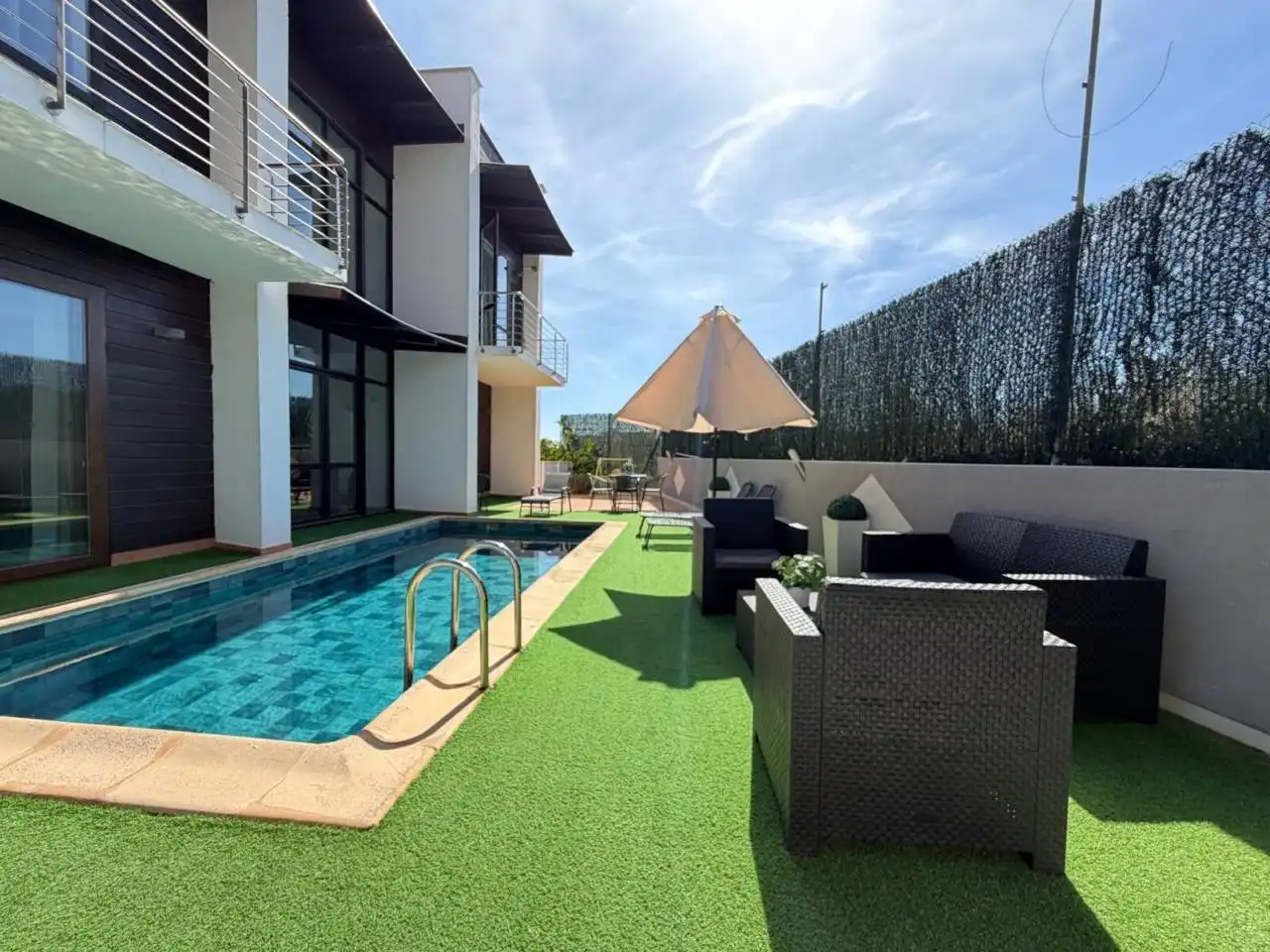 Casa amb piscina en venda a Calle Estrella Polar