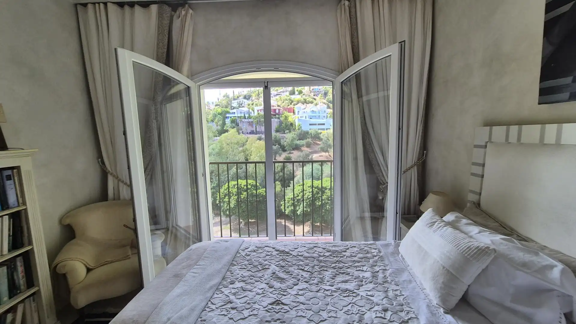 Bedroom of Houses for sale in Benahavís  with Air Conditioner, Terrace and Storage room