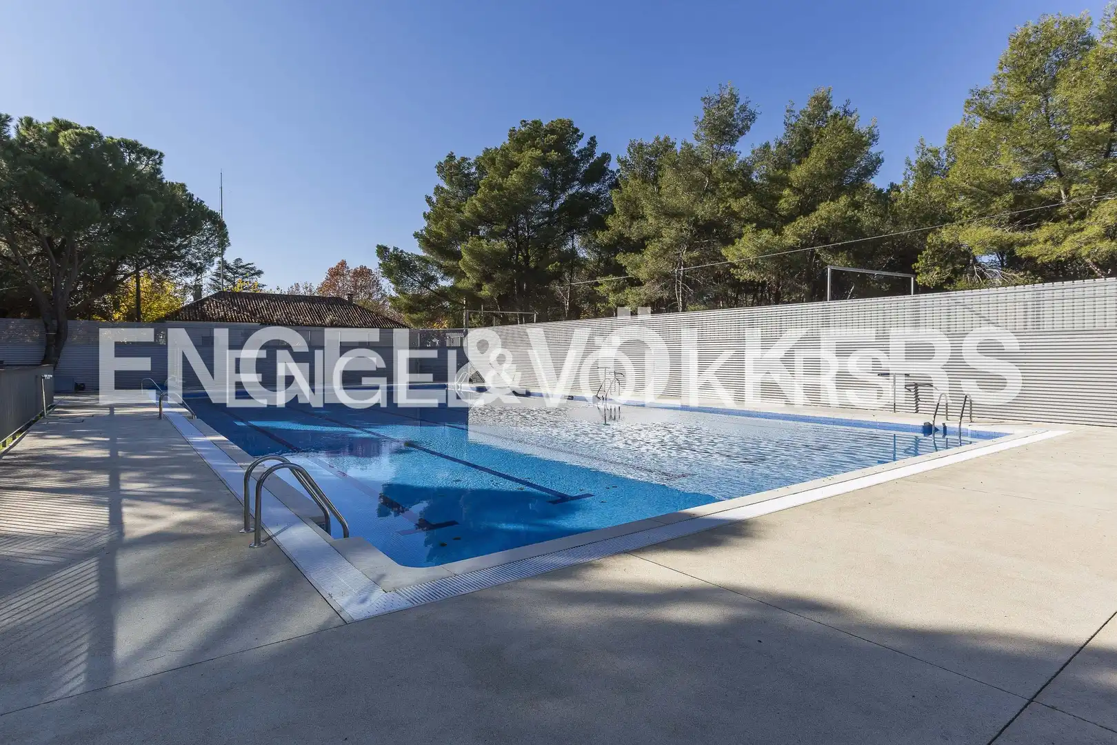 Swimming pool of Flat for rent in Majadahonda  with Air Conditioner, Heating and Private garden