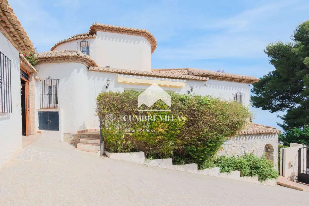 Vista exterior de Casa o xalet en venda en Salobreña amb Jardí privat, Terrassa i Piscina comunitària