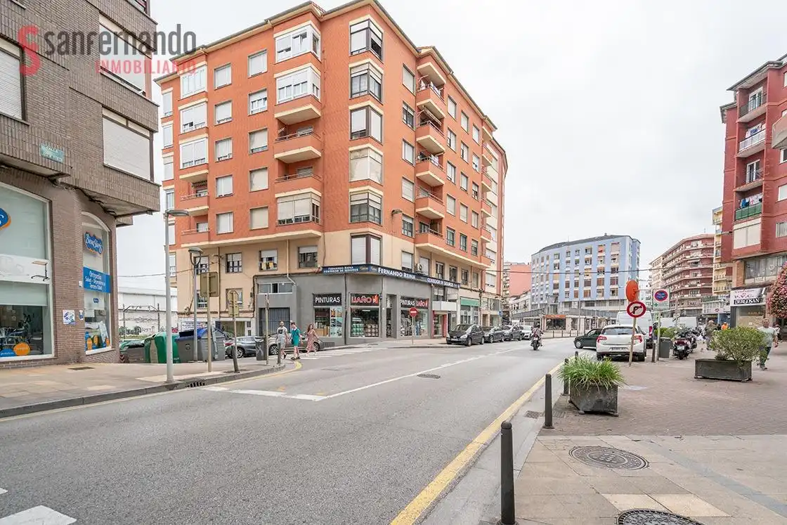 Vista exterior de Pis en venda en Torrelavega  amb Calefacció, Parquet i Balcó