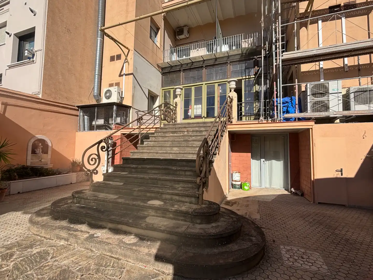 Außenansicht von Erdgeschoss zum Verkauf in Terrassa mit Klimaanlage, Heizung und Privatgarten