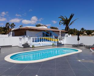 Vista exterior de Casa o xalet en venda en La Oliva amb Piscina