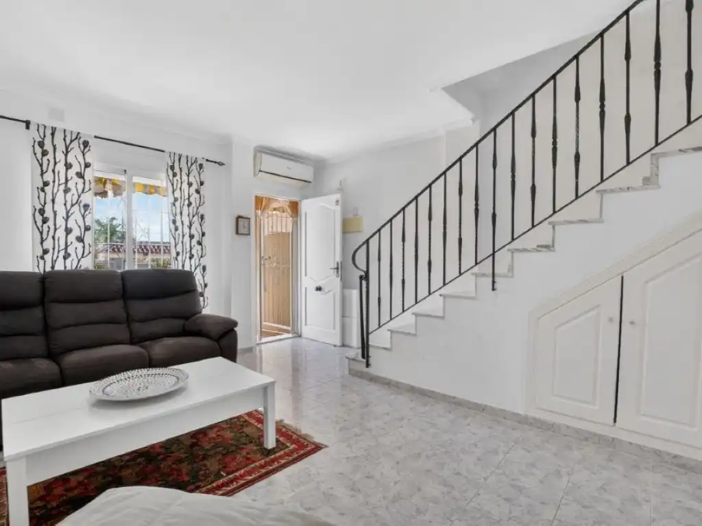 Einfamilien-Reihenhaus zum Verkauf in Torrevieja mit Klimaanlage, Privatgarten und Schwimmbad