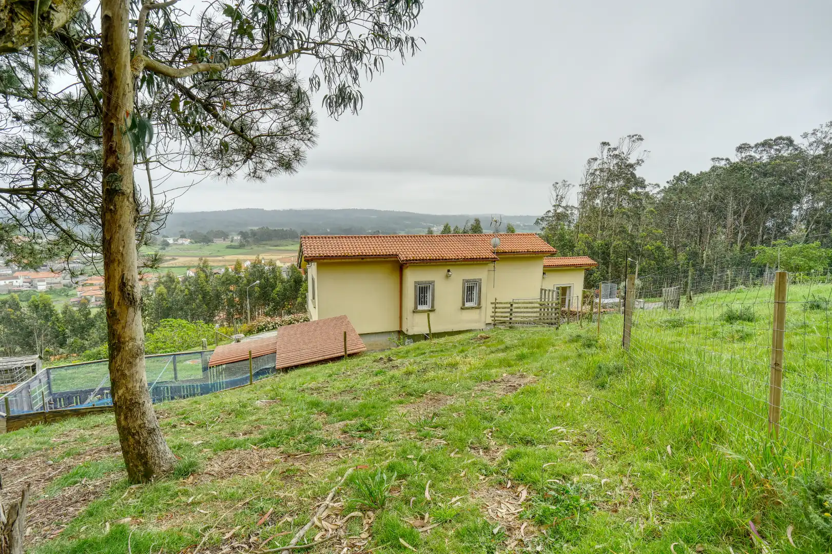Vista exterior de Casa o xalet en venda en Malpica de Bergantiños amb Calefacció, Jardí privat i Parquet