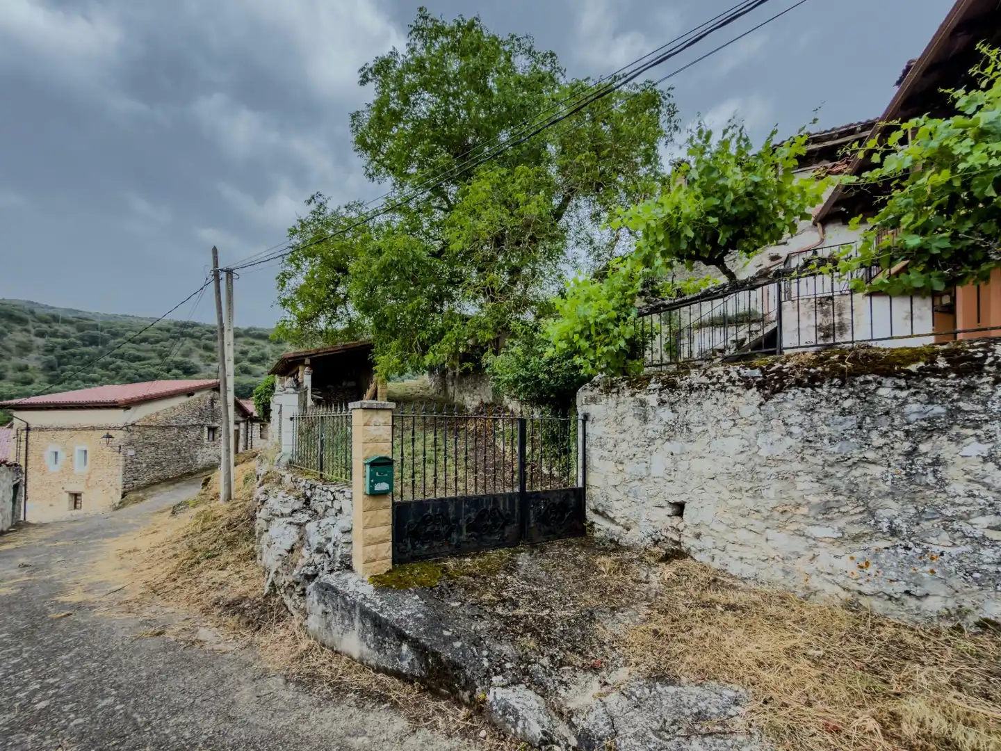 Vista exterior de Casa adosada en venta en Merindad de Valdeporres con Calefacción