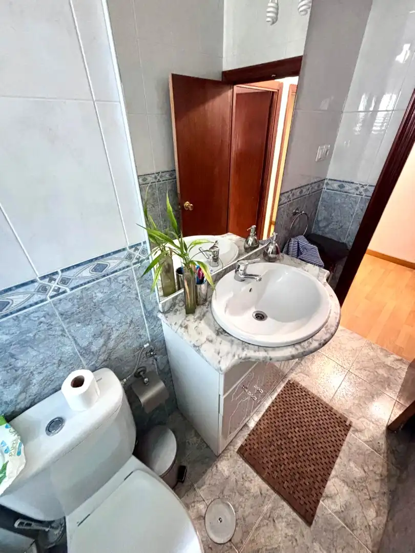 Badezimmer von Wohnung zum Verkauf in Gijón  mit Parkett, Möbliert und Ofen