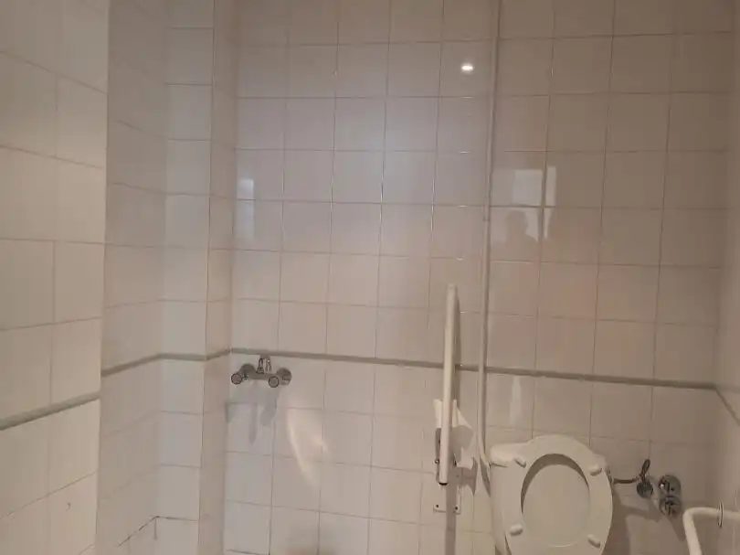 Badezimmer von Geschaftsraum zur Miete in El Carpio mit Klimaanlage und Heizung