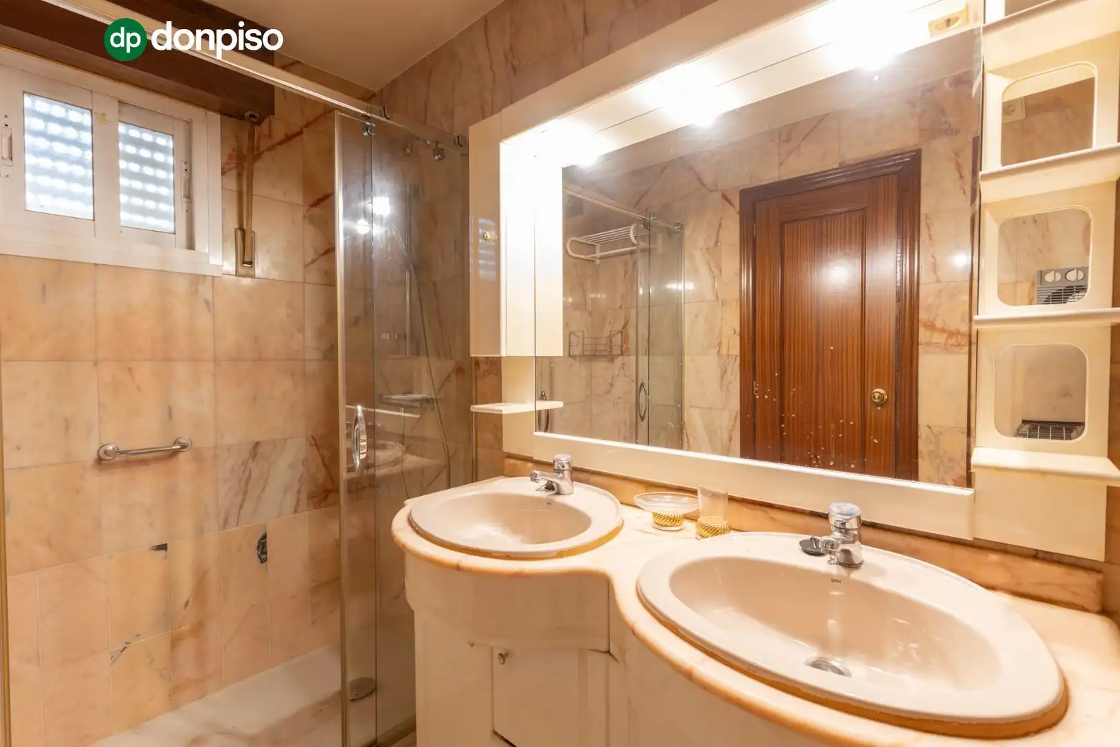 Badezimmer von Einfamilien-Reihenhaus zum Verkauf in Granada mit Heizung, Terrasse und Abstellraum