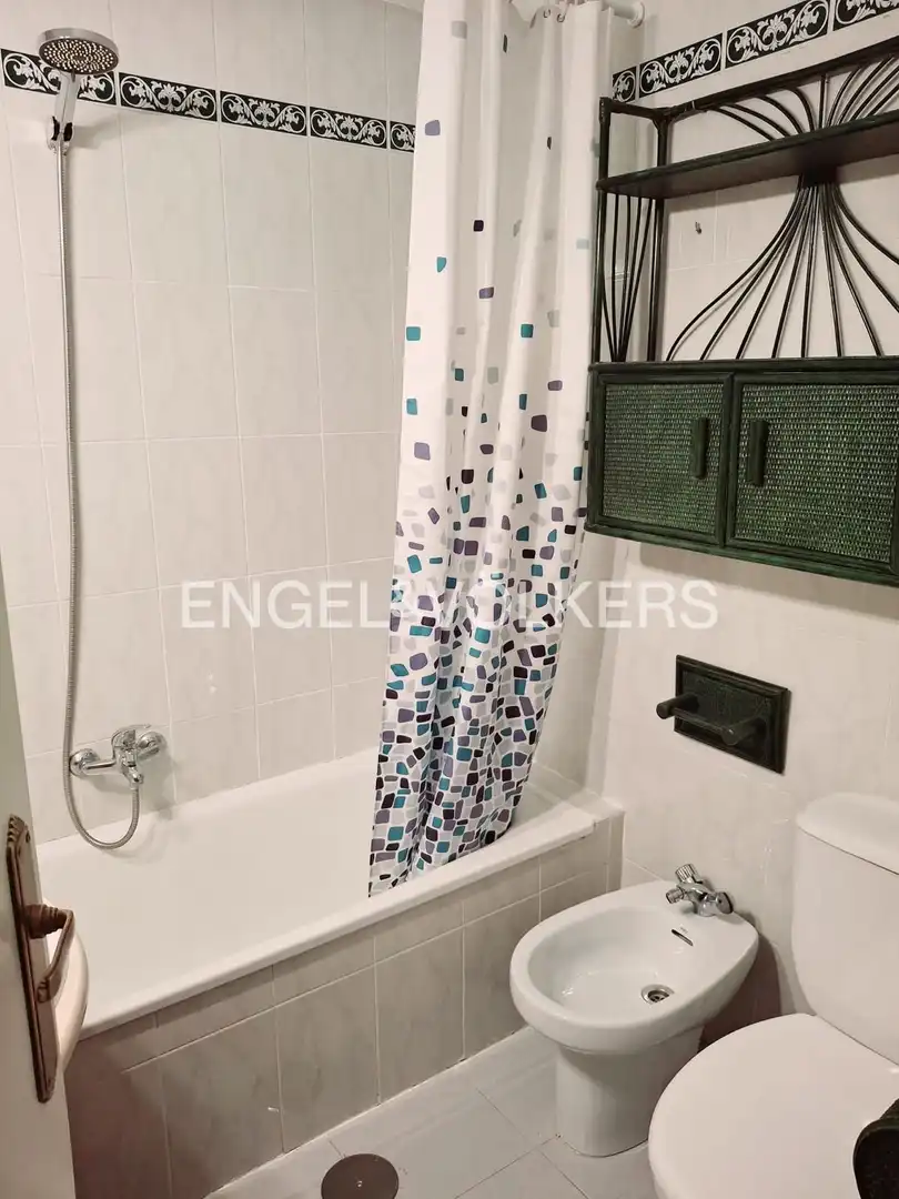 Bathroom of Flat for rent in Madrid  with Air Conditioner, Heating and Parquet flooring