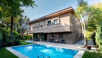 Piscina de Casa o xalet en venda en  Madrid Capital amb Aire condicionat, Jardí privat i Terrassa